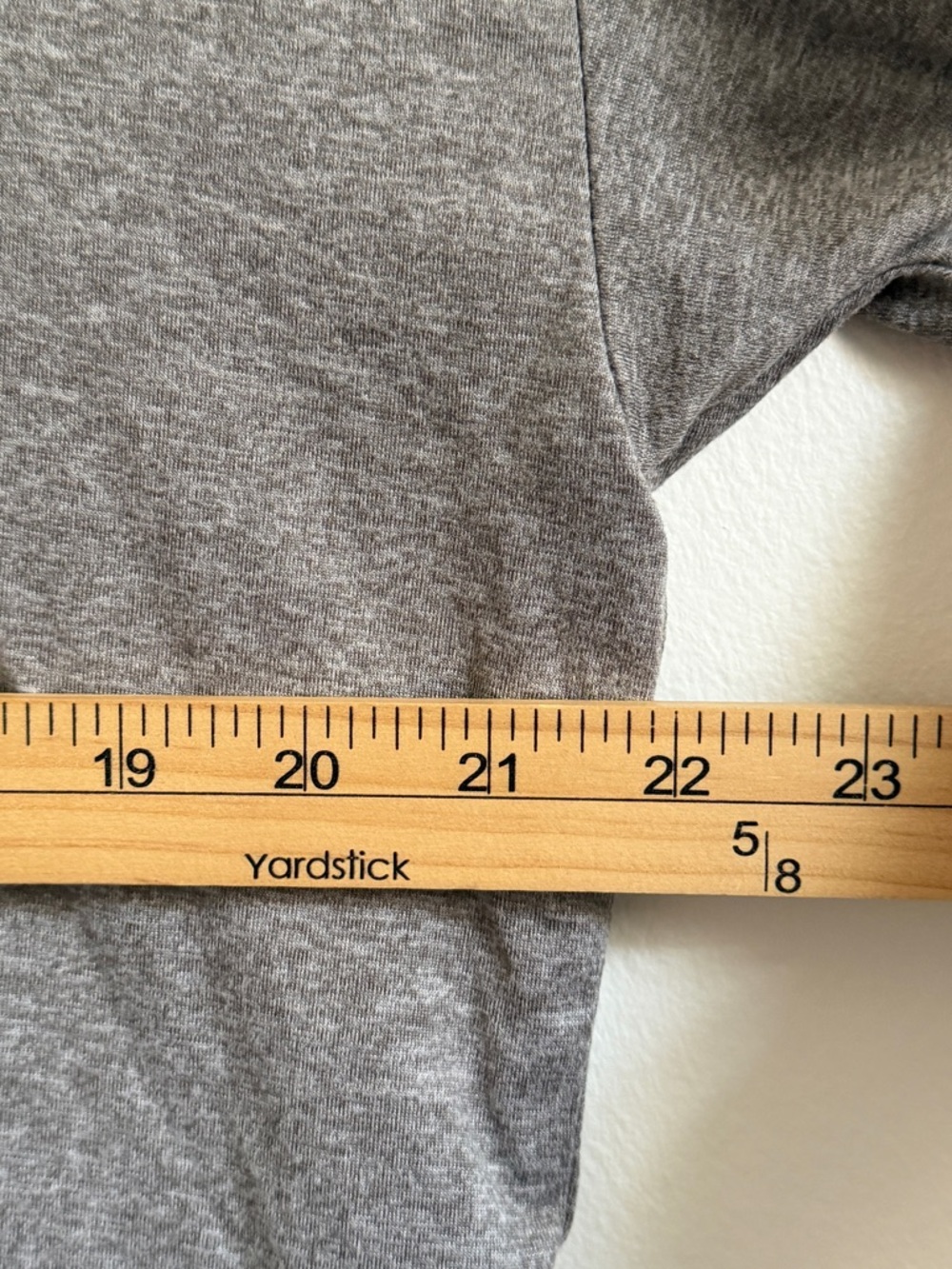 Vuori Energy Tee Shirt Size Medium Gray Women’s Crop Athletic T Shirt Top - Picture 6 of 7